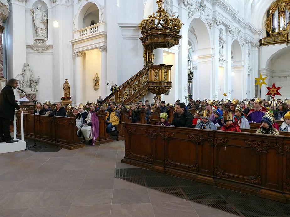 Aussendung der Sternsinger im Hohen Dom zu Fulda (Foto: Karl-Franz Thiede)